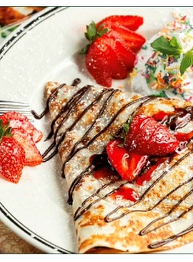 Crêpe garnie de fraises et chocolat