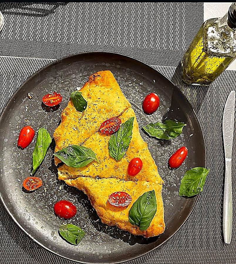 Calzone frit, tomates cerises et basilic