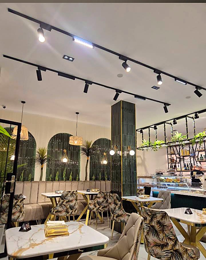 Salle à manger de CasaPalma, arches carrelées vert et laiton doré