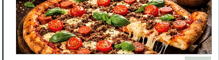 Pizza sauce tomate garnie de tomates cerises et basilic