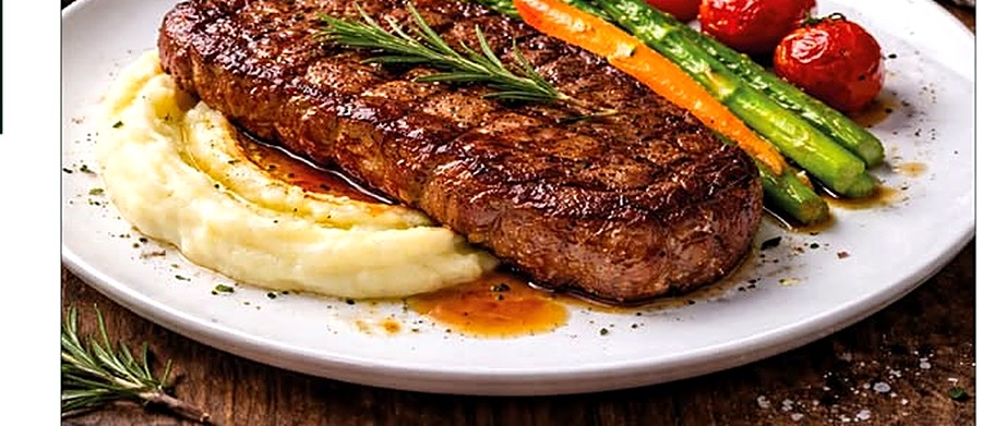 Entrecôte grillée servie avec légumes et purée