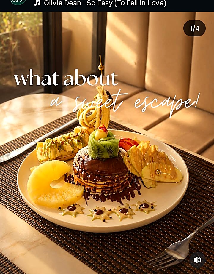 Assiette de pancakes garnie de fruits frais